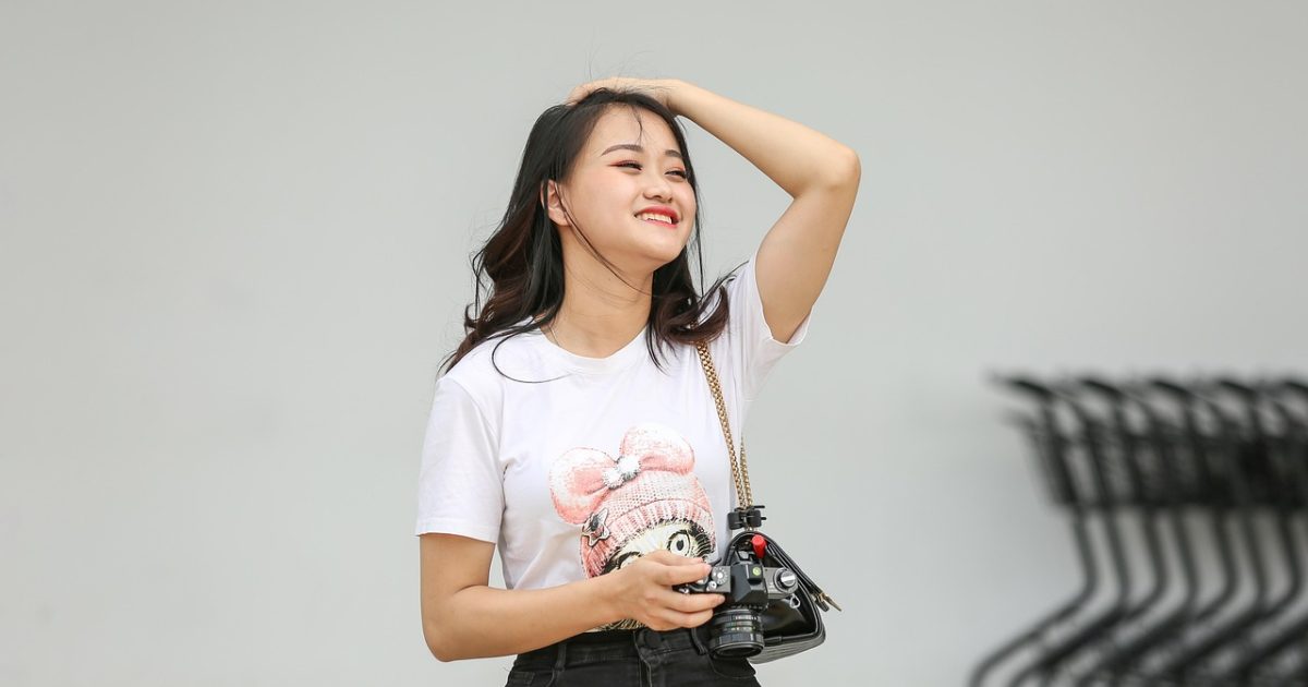 异人之下库编辑在晚间核对一人之下漫画免费全集章节索引，桌面上摊开手写笔记与平板屏幕，暖黄台灯下气氛安静专注
